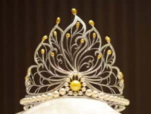 Close-up of the Miss Vietnam 2014 crown crafted by Hoàng Gia Pearl, featuring a Dong Son engraved pearl, 18 natural golden pearls, and nearly 1,000 natural diamonds
