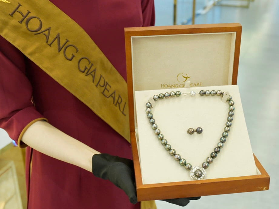 Replica of the presidential pearl gift presented to Michelle Obama, now displayed at Hoang Gia Pearl Museum, Nha Trang