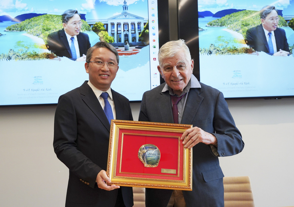 Компания Hoàng Gia Pearl Crafts производит престижные подарки для американских высокопоставленных лиц.