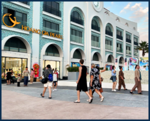 Visitors enjoy a leisurely stroll and capture check-in photos along the luxurious European-style street, home to the Hoang Gia Pearl showroom at Vega City Nha Trang.